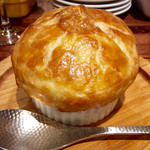 イタリアンバール ミーオ - 新メニュー「オニオングラタンスープのパイ包み」(580円)。
      ＜2016/11/5＞