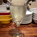 イタリアンバール ミーオ - 白ワイン(グラス)。量がマシマシに？そのうち表面張力が見られたり？
      ＜2016/11/5＞