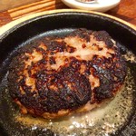 イタリアンバール ミーオ - 「ミーオの手ごねハンバーグ(プレーン)」。焦げ目っぽいが焦げ味はなく美味。
      ＜2016/11/5＞
