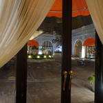 ホテルオークラ 東京ベイ  - テラス席から中庭を望む