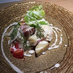 奥都 - ポテトサラダ アボカドと燻製（780円）