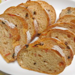 ピッパラの樹 - トマトとオリーブのパン