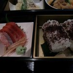 ゼックスウエスト 炙り焼き＆寿司 アン - 「カンパチとマグロ赤身の造り」と「おにぎり」