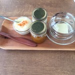 アリオリ、練乳、マンゴージャム、バター。
          