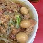 ラーメン二郎 - 「大ラーメン」¥700(ニンニクとアブラ増し増し)＋「味付けウズラ」¥100