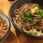 Udondokoro Suzuriya - 肉ぶっかけうどん（温）と炊き込みご飯