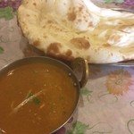 ネパール・インド料理 ゴルカ - 豆カレーとプレーンナン