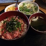 八仙 - 牛トロ丼定食、850円(税別)