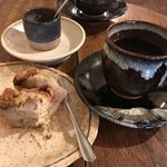 ひょうたん島 - 国立在住の友人に教えてもらって来ました。
コーヒーもケーキも美味しい。
バロック音楽静かに流れ良い雰囲気です。