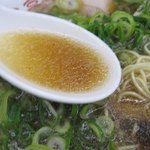 来来亭 - 背脂がたっぷり浮いたスープは中は澄んだ鶏ガラベースのスープ