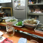 和乃家 - カウンターには美味しそうなおばんざいがズラリ♪