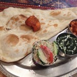 マネリパヤン - Ａセット カレー２種（980円）