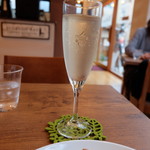 フェリーチェ カフェ - グラスワインの白