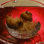 ロゼット - アミューズ１： チーズを練り込んだ小さなパンの盛り合わせ