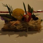 ロゼット - 前菜： アラスカ産タラバ蟹のマリネ　ディルクリームとカスピ海の真珠を添えて