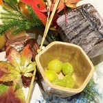 銀座 しのはら - 揚げ銀杏、右上の藁ぶき屋根を開けると、白子とほうれん草