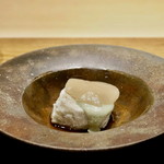 ごだん 宮ざわ - 煮ホタテ　枝豆の胡麻豆腐。定番の旨みプラスアルファ