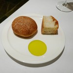 アルチェントロ - フォカッチャと全粒粉の丸パン