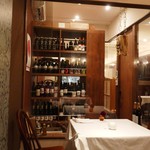 ワインセラーを備えた店内