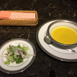 ダイニングダイ - ランチのサラダとスープ