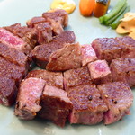 くいしんぼー山中 - 完璧な焼き具合でドリップ無し 旨味が完全に閉じ込められている証拠。噛めば肉汁と旨味が口一杯に広がる♡