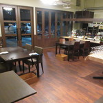 エス小林 - 広々して明るい店内♪