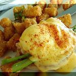 Cinnamon's - エッグベネディクト・ハーフ（エビ＆アスパラ）＄１１．７５