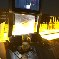 芦屋モノリス - ジョッキの底からビールが湧き上がるトルネードビールサーバー（屋上ビアガーデン）