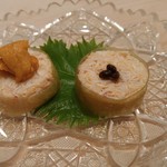 鮨 とかみ - 毛蟹の昆布巻き 山椒のせ 唐津の赤雲丹のせ２種のスタイルで
      