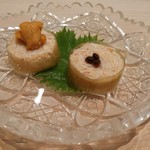 鮨 とかみ - 毛蟹の昆布巻き 山椒のせ 唐津の赤雲丹のせ２種のスタイルで
      