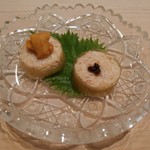 鮨 とかみ - 毛蟹の昆布巻き 山椒のせ 唐津の赤雲丹のせ２種のスタイルで
      