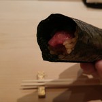 鮨 とかみ - 鮪の突先の手巻き
      