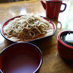 磐梯そば道場 - かなり盛りの良い手打ち蕎麦（レンズの特性で手前がデフォルメされています）