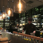 ザ・カフェ by アマン - 照明が美しいカウンター