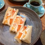 Ichikawaya Kohi - 季節のフルーツサンド(江戸柿、刀根柿)と市川屋ブレンド