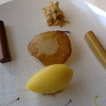 キュイジーヌ[s] ミッシェル・トロワグロ - 洋梨のロティにマンダリンオレンジのソルベ