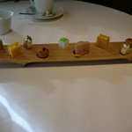 キュイジーヌ[s] ミッシェル・トロワグロ - きれいな小菓子