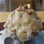 和栗んはクリーム状の和栗ソースがかかった上に、砕いた和栗と、まるまる大きな和栗、さつまいものフライがトッピングされ、見た目は雪がかかったヨーロッパアルプスのモンブラン（標高4809m）そのもの！　