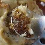 氷を削っていくと、黒蜜風味のかき氷が仕込まれており、力強い甘さが感じられます。