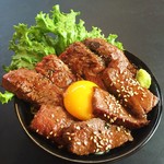 Yakiniku Horumon Kinryuu - 肉盛り丼