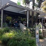シェイクシャック - 混雑は一段落したのかな。平日昼12時に来て店先だけの順番待ち15分だったので、これなら普段も来れますな