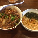 スタミナホルモン食堂 食樂 - カルビ丼(並盛)＋ミニうどん付き