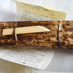 松葉屋 - 竹の皮に包まれています。
