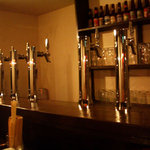 ビアバー・ノースアイランド - カウンターに立ち並ぶビールサーバーが壮観