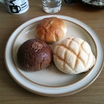 ぱんやベッキー - かぼちゃあんぱん（上）、珈琲あんぱん（左下）、メロンパン（右下）