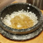 韓国料理 bibim’ - 石釜ごはん、最後は！おこげにコーン茶を投入してー
            　そして、私は食べ放題のもやしナムルも投入
            　おこげの香りに優しいスープ風が絶妙でした☆