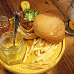 Shizuku Burger Grill - 2016/11 酸味のあるマスタードが好み◎