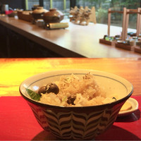 賛否両論 名古屋 - 奥に見える土鍋からホカホカをお代わり♪
