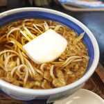 志美寿 - セットのたぬきそば。白一色の蒲鉾が印象的