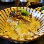 つる幸 - 秋刀魚の燻製をのせた松茸ご飯